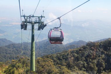 Da Nang, Vietnam 'daki Ba Na Hills Dağ Tatil Köyü' ne giden teleferik..