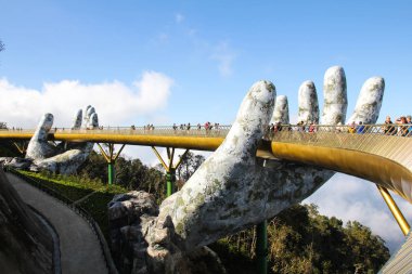 Da Nang, Vietnam - 13 Şubat 2019: Çok sayıda turistin Golden Köprüsü'nde Ba Na Hill mountain Resort.