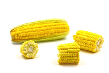 Beyaz arkaplanda izole edilmiş tatlı mısır. 