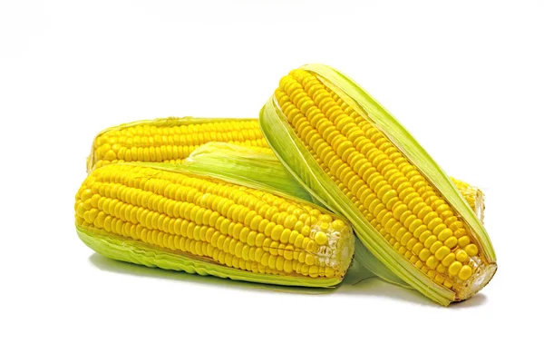 Сладкая кукуруза на белом фоне. — стоковое фото