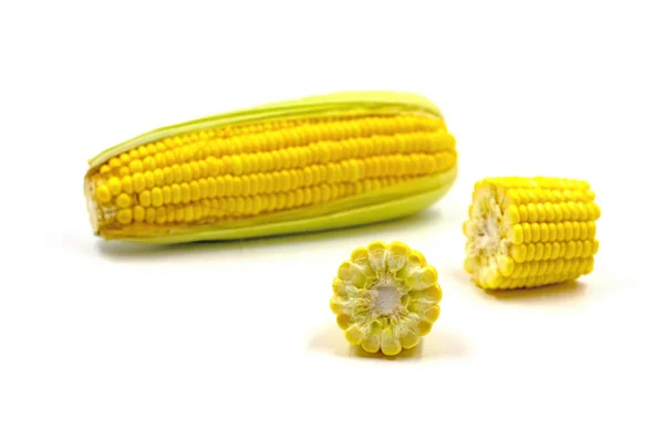 Солодка кукурудза ізольована на білому фоні . — стокове фото