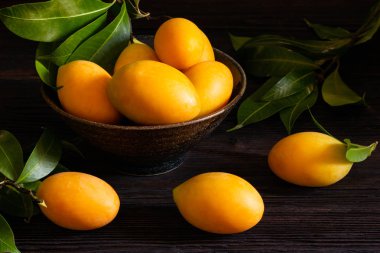 Marian Plum veya Plango ahşap masada..