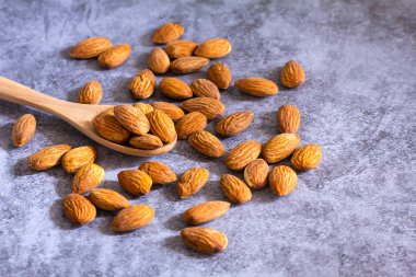 Masanın üzerinde tahta kaşıkla badem.. 