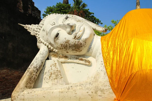 Liggande Buddha bild på Wat Yai Chaimongkol i Ayutthaya, Thai — Stockfoto