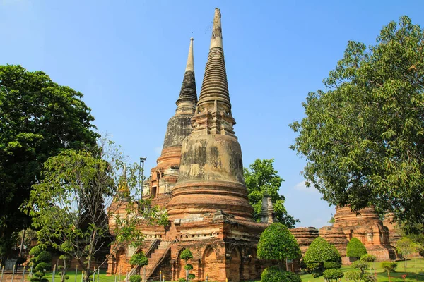 Forntida Pagoda vid Wat Yai Chaimongkol i Ayutthaya, Thailand. — Stockfoto