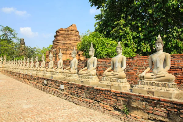 Статуя Будды в Ват Яй Чаймонгколе в Аюттхая, Тайль — стоковое фото
