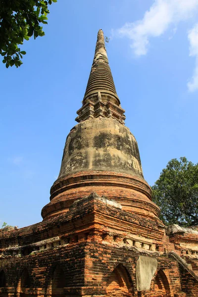 Forntida Pagoda vid Wat Yai Chaimongkol i Ayutthaya, Thailand. — Stockfoto