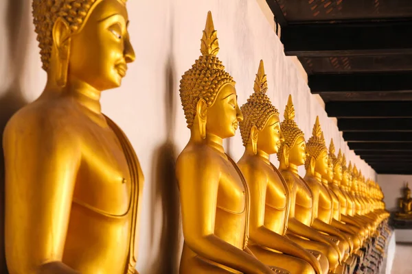 Socha zlatého Buddhy v chrámu Wat Phutthaisawan v Ayutthaya, T — Stock fotografie