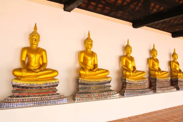 Statue de Bouddha d'or au temple Wat Phutthaisawan à Ayutthaya, T — Photo