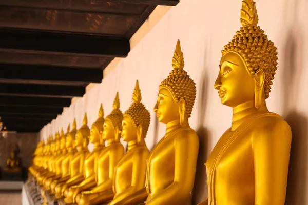 Golden Buddha-statuett ved Wat Phutthaisawan-tempelet i Ayutthaya, T – stockfoto