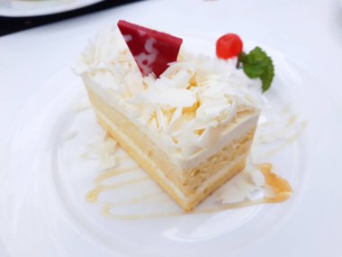 Beyaz tabakta vanilyalı kek.