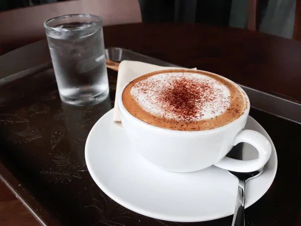 Cangkir kopi panas di atas meja. — Stok Foto