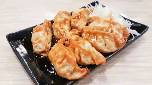 Aperitivo japonés gyoza o dumplings en plato . —  Fotos de Stock