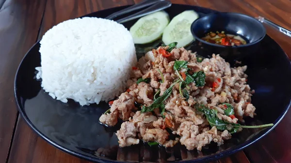 Rijst met roergebakken varkensvlees en basilicum, Thais eten. — Stockfoto