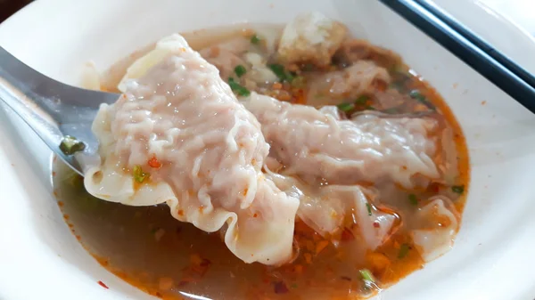Boulette de wonton thaïlandais dans une soupe épicée . — Photo