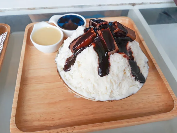 Chocolate bingsu sobremesa floco de neve gelo . — Fotografia de Stock