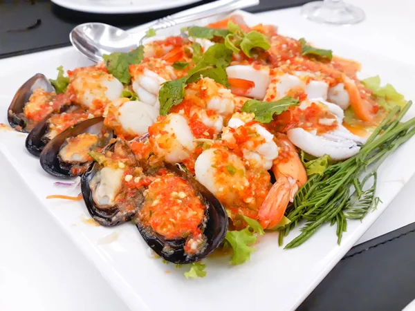 Ensalada de mariscos picantes en plato blanco . — Foto de Stock