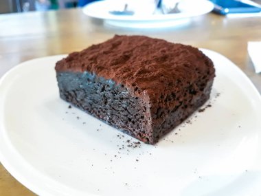 Beyaz tabakta çikolatalı kek. 