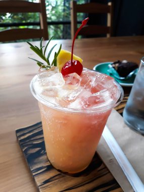 Kiraz ile Pembe Meşrubat karışık tropikal meyve.