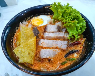 Gevrek domuz eti ile baharatlı erişte