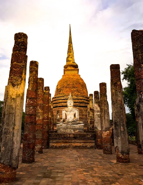 Ókori templom Sukhothai történelmi parkban, Thaiföld. — Stock Fotó