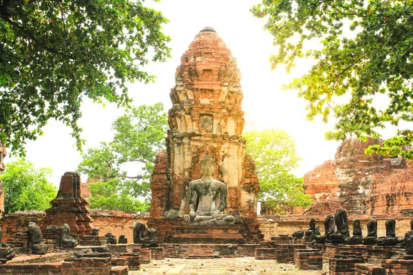 Wat Mahathat in Ayutthaya Historisch Park, Thailand. — Stockfoto