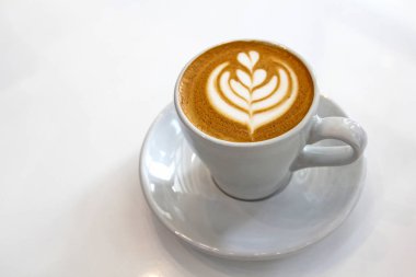 Beyaz bardaktaki kahvenin en üst görüntüsü..