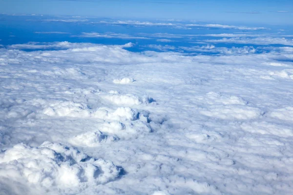 Céu e nuvens da janela do avião . — Fotografia de Stock