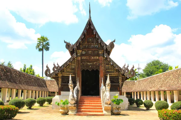 Świątynia Intharawat lub Wat Ton Kwen w Chiang Mai, Tajlandia. — Zdjęcie stockowe