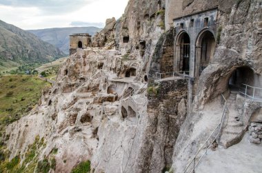 Akşam altın saat güney Gürcistan'da Vardzia mağara manastırı