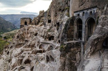 Akşam altın saat güney Gürcistan'da Vardzia mağara manastırı