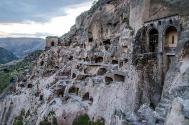Akşam altın saat güney Gürcistan'da Vardzia mağara manastırı