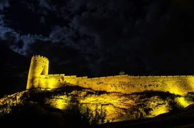 Güney Gürcistan'da Akhaltsikhe kasabasında ışıklı Rabati Kale Kalesi Gece görünümü