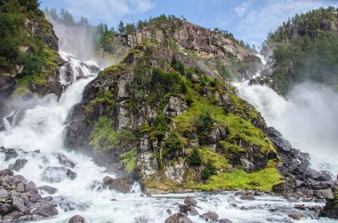 Hordaland Latefossen şelale yakın görünümü, Norveç, yukarıda mavi gökyüzü ile