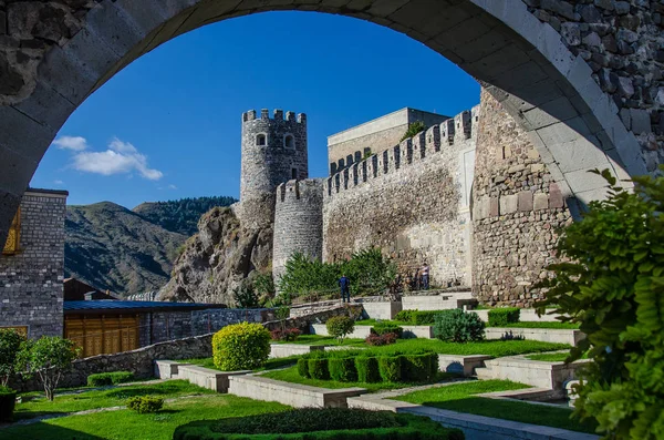 Castillo de la fortaleza de Rabati en la ciudad de Akhaltsikhe en Georgia meridional con el cielo azul encima —  Fotos de Stock