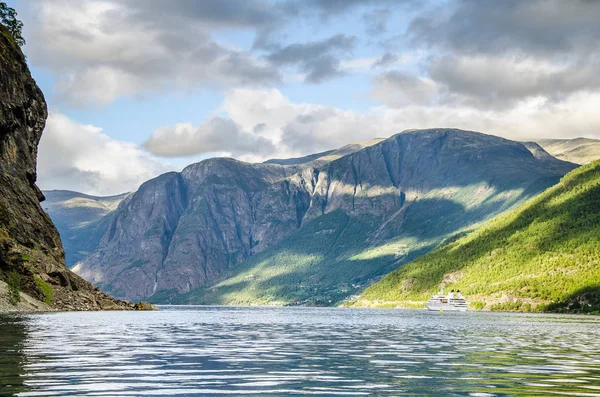 Navio à vela em um fiorde da Noruega com montanhas atrás e nuvens acima — Fotografia de Stock