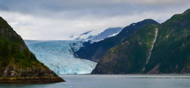 Kenai fiyortlar Milli Parkı tarafında şelale ile bir Holgate buzul uzak panoramik görünümü, Seward, Alaska, Amerika Birleşik Devletleri, Kuzey Amerika