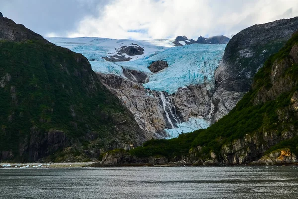 Avlägsen beskåda av en glaciär i Kenai fjordar nationalpark, Seward, Alaska, Enigt påstår, Nordamerika — Stockfoto