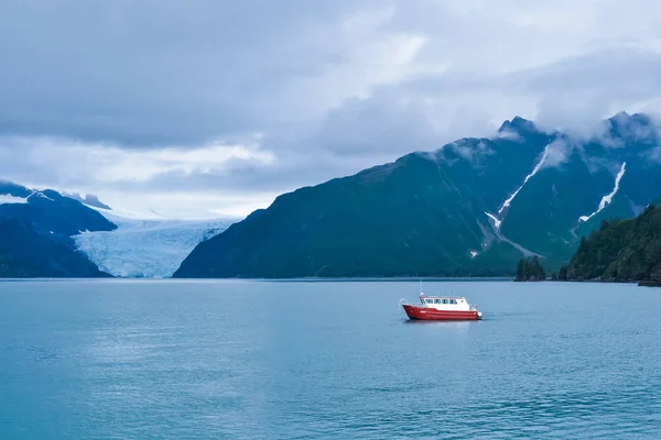 Vista à distância de uma geleira Holgate com barco vermelho em primeiro plano em Kenai fiordes National Park, Seward, Alaska, Estados Unidos, América do Norte — Fotografia de Stock