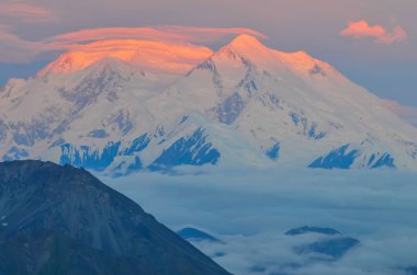 Denali Dağı'nın gün doğumu manzarası - Stony Dome'dan kırmızı alpenglow ile Mckinley Dağı zirvesi. Denali Ulusal Parkı ve Korusu, Alaska, Amerika Birleşik Devletleri