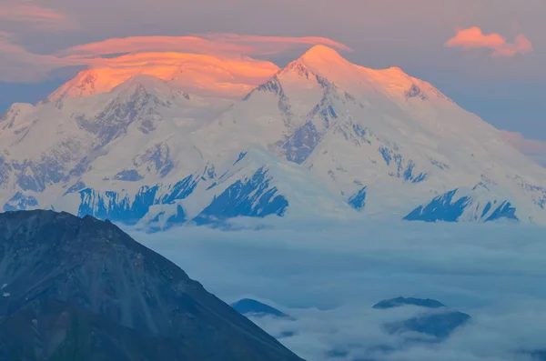 Vista del amanecer del Monte Denali - mt Mckinley pico con alpenglow rojo desde Stony Dome pasar por alto. Denali National Park and Preserve, Alaska, Estados Unidos — Foto de Stock