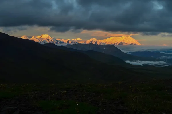 Sunrise view of Mount Denali - mt Mckinley peak with alpenglow during golden hour from Stony Dome overlook. Denali National Park — Stock Photo, Image