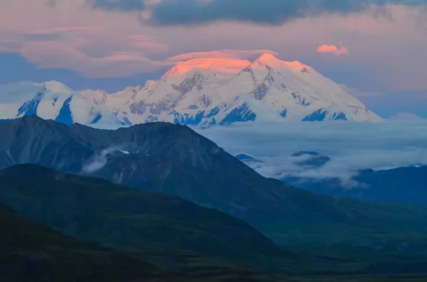 Vista del amanecer del Monte Denali - mt Mckinley pico con alpenglow rojo desde Stony Dome pasar por alto. Denali National Park and Preserve, Alaska, Estados Unidos — Foto de Stock