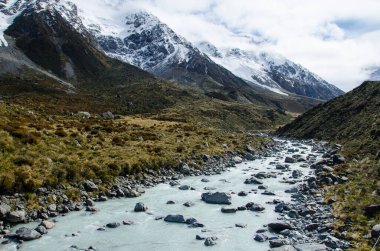Fahişe nehri karla kaplı dağlarla kaplı, Güney Adası, Yeni Zelanda