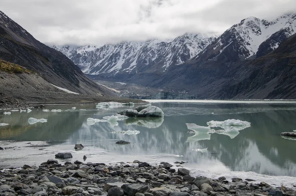 Icebergs em Hooker Lake no Mount Cook National Park, South Island, Nova Zelândia — Fotografia de Stock