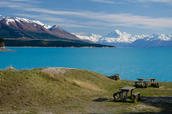 Μακρινή θέα του βουνού Cook σε όλη τη λίμνη Pukaki, South Island, Νέα Ζηλανδία με παγκάκια στο προσκήνιο — Φωτογραφία Αρχείου