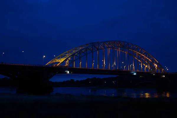 Il Waalbridge Nijmegen durante la notte — Foto Stock