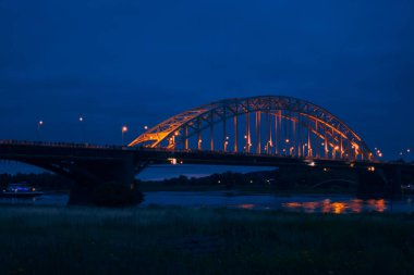 Gece boyunca Waalbridge Nijmegen