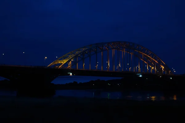 Il Waalbridge Nijmegen durante la notte — Foto Stock