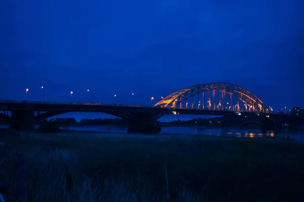 Il Waalbridge Nijmegen durante la notte — Foto Stock